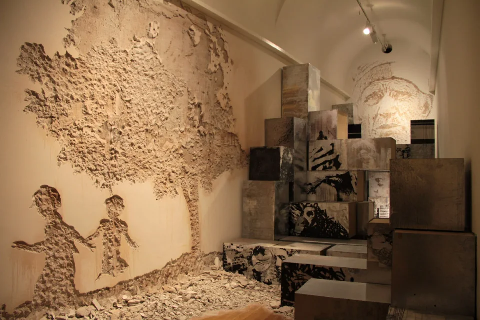 Building 3 Steps — Reinstallation at MACE — Outros Meios, 2007, Elvas, Portugal